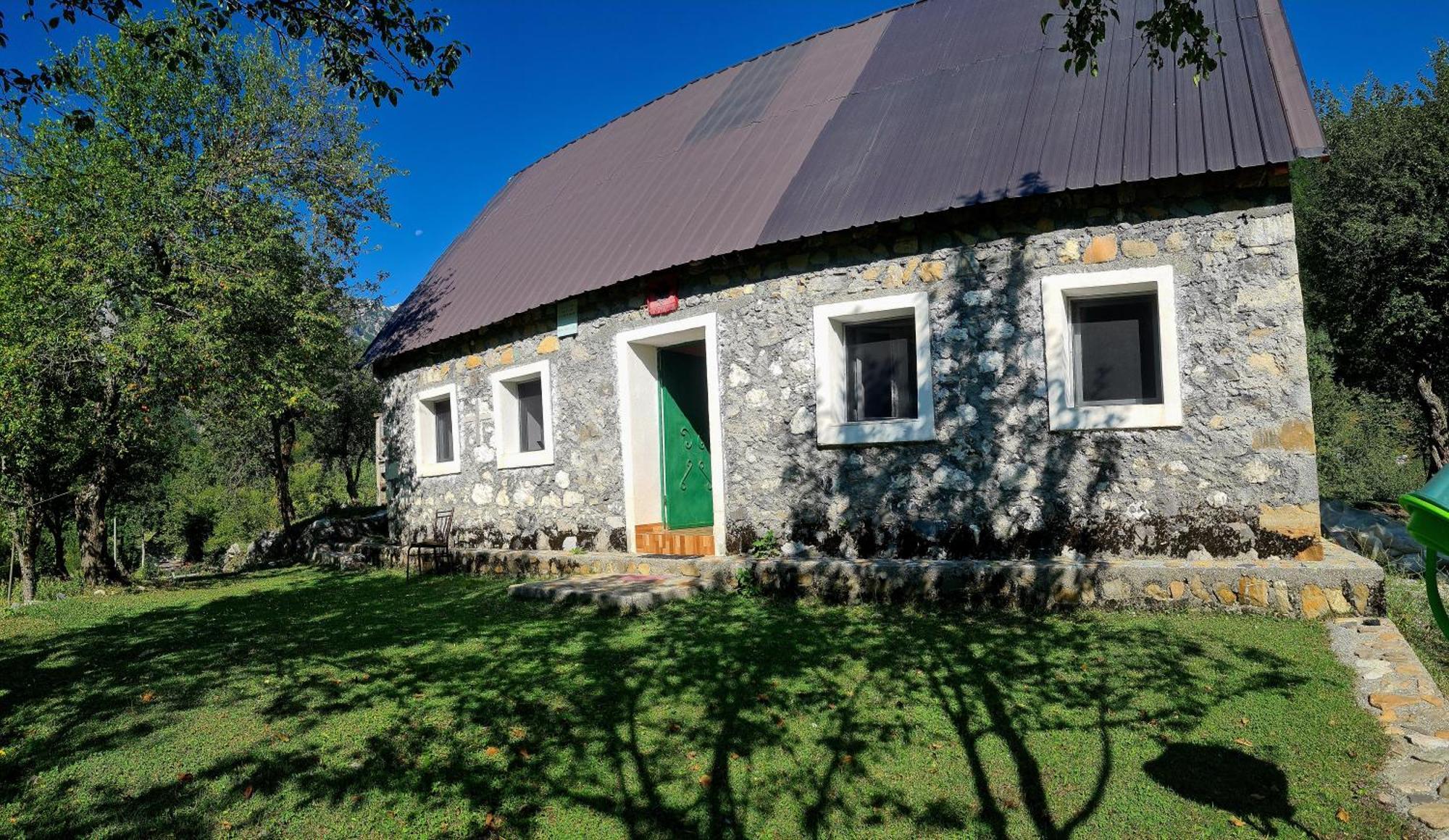 Guest House Emanueli Tropoje Exterior foto